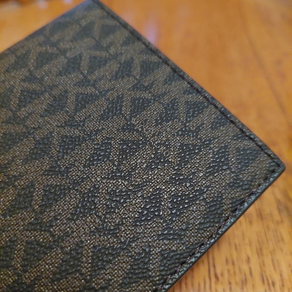 NWOT Michael Kors Jet Set Passport/wallet - Picture 9 of 13